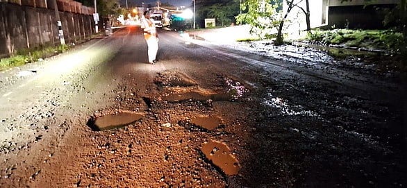 மழையால் காரைக்காலில் சாலைகள் சேதம்