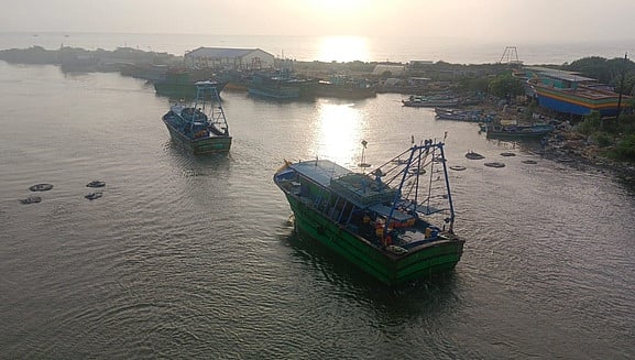 கடலுக்குச் செல்ல மீனவா்களுக்கு அனுமதி