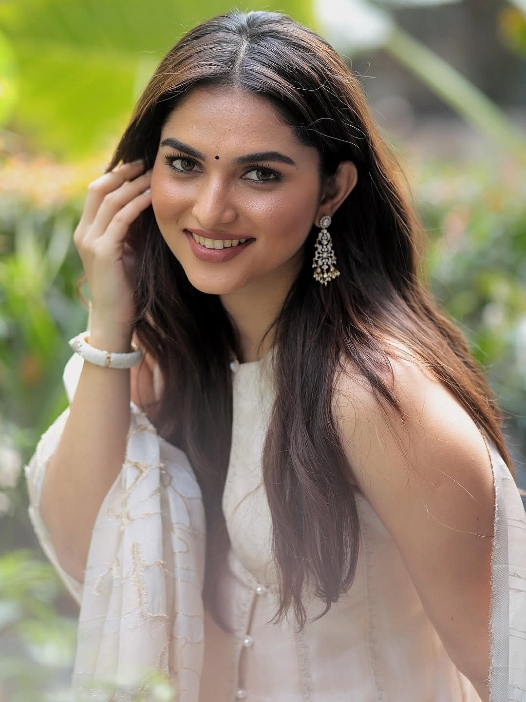 மழையும் மன இலையும்... கயாடு லோஹர்!