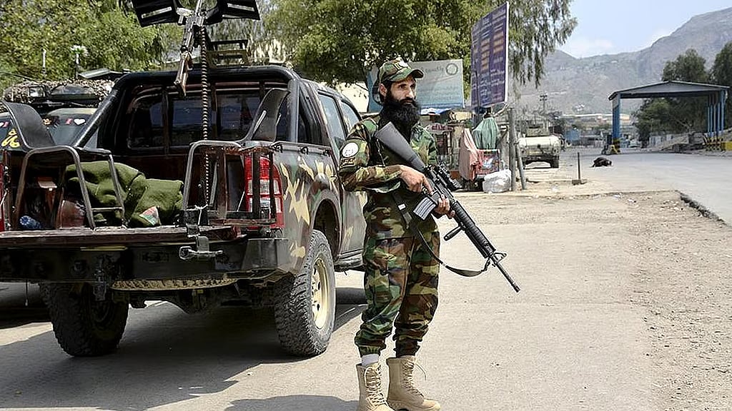 பாக். - ஆப்கன் எல்லையில் மீண்டும் துப்பாக்கிச் சூடு! 4 பேர் சுட்டுக்கொலை!