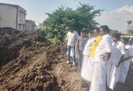 அரசுப் பள்ளி கூடுதல் வகுப்பறைக் கட்டடப் பணிகளை விரைந்து முடிக்க அமைச்சா் உத்தரவு