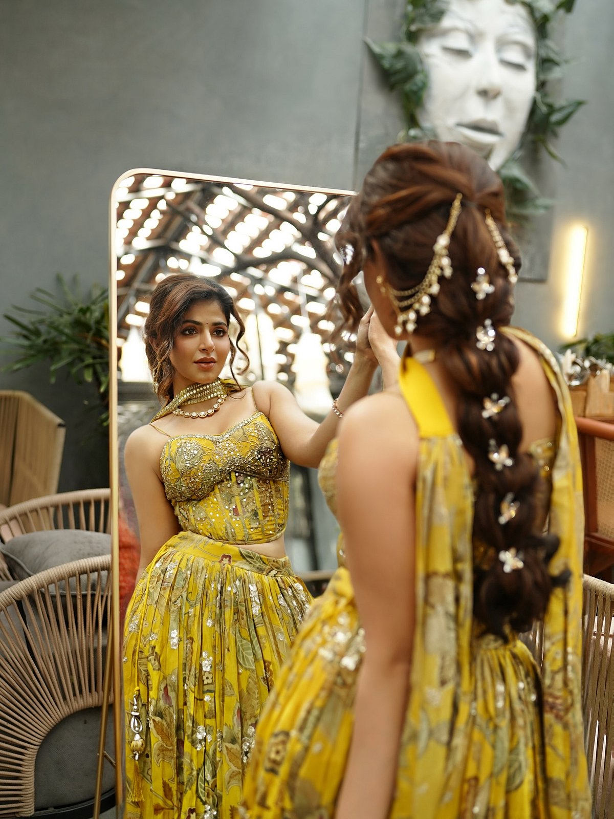 தலை நிமிர்ந்து பார்... ஐஸ்வர்யா மேனன்