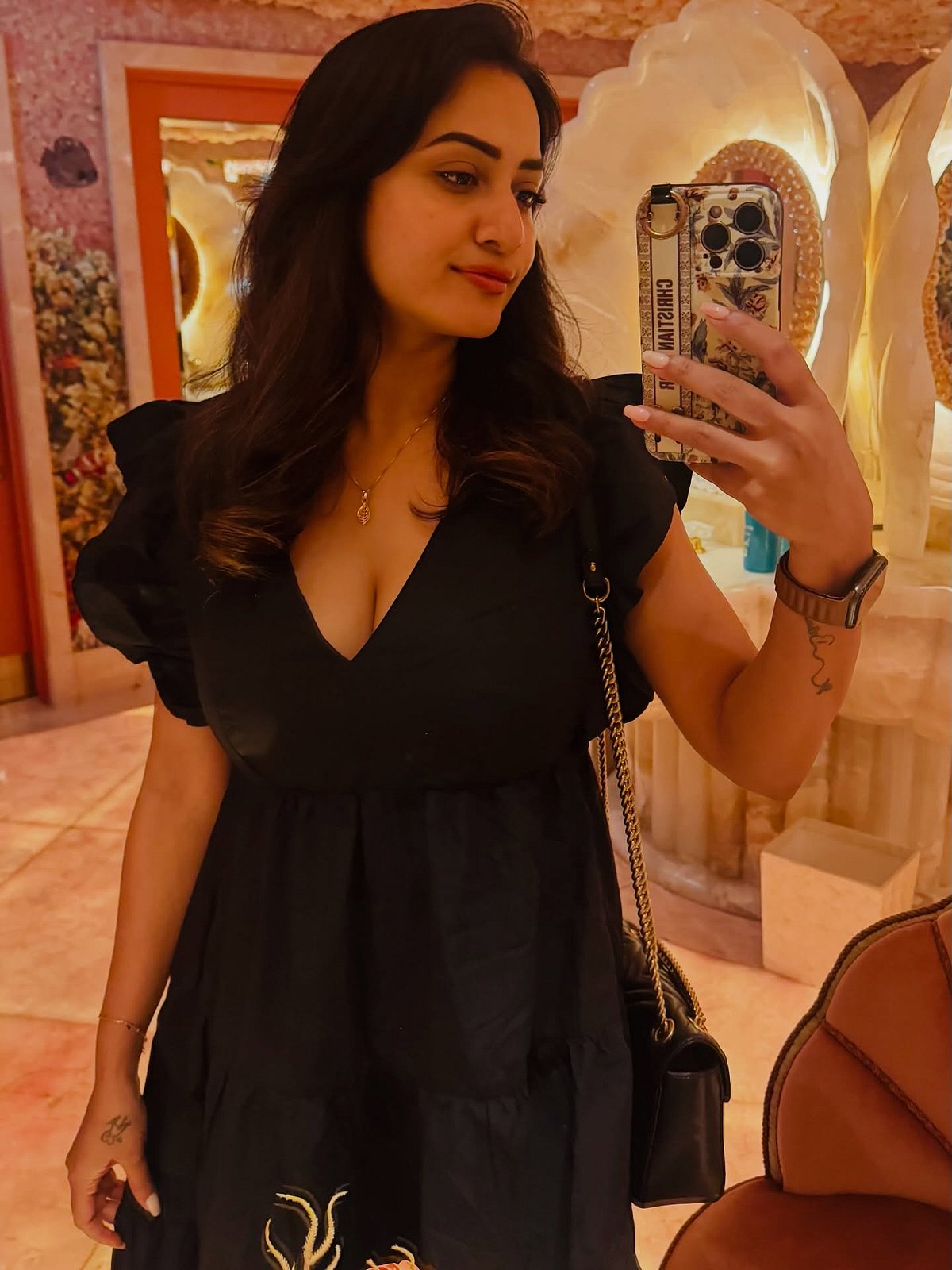 துபையில்... ஜனனி அசோக்குமார்!