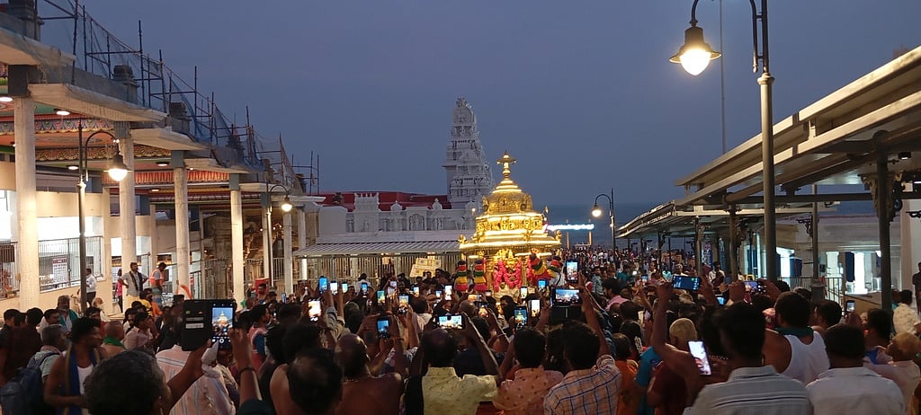 சஷ்டி வழிபாடு: திருச்செந்தூரில்
பக்தா்கள் சுவாமி தரிசனம்