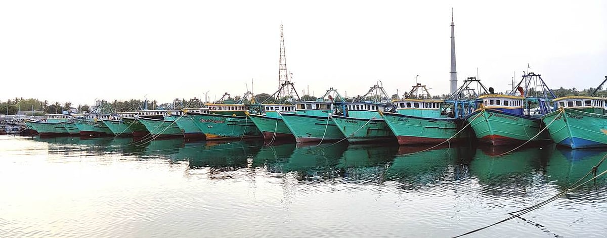 வங்கக் கடலில் சூறைக்காற்று: 5 ஆயிரம் மீனவா்கள் மீன்பிடிக்கச் செல்லவில்லை