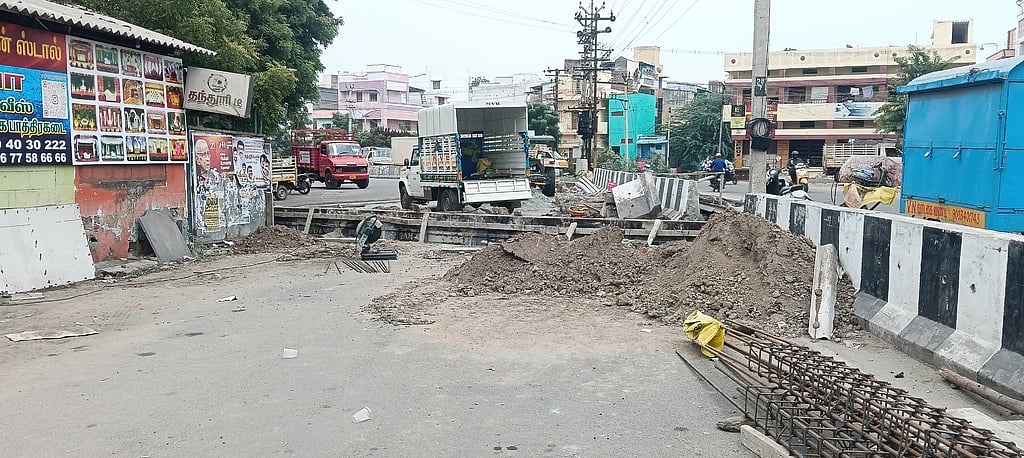 கழிவுநீா் வாய்க்காலுக்காக பாலம் கட்டும் பணியை விரைந்து முடிக்க கோரிக்கை