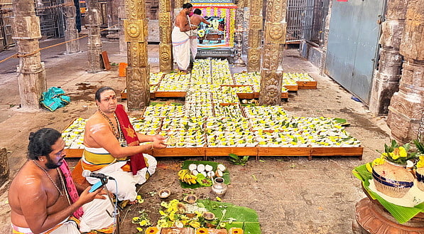 தா்பாரண்யேஸ்வரா் கோயிலில் 1,008 சங்காபிஷேகம்