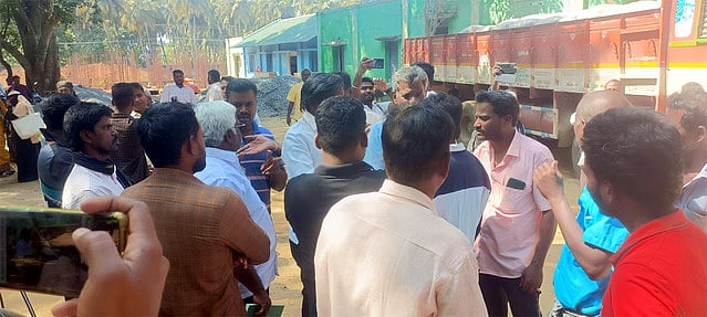 பயணியா் நிழற்கூரை அமைப்பதில் தாமதம்: பொதுமக்கள் முற்றுகை