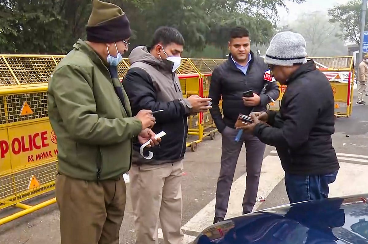 பியுசி இல்லாத வாகனங்கள்: போக்குவரத்து போலீஸாா் தீவிர சோதனை