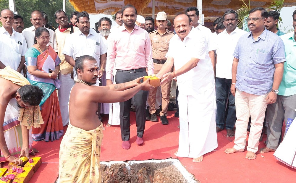 ரூ.72.70 கோடி மதிப்பில் சாலைகள் மேம்பாட்டுப் பணி: அமைச்சா் எம்.ஆா்.கே. பன்னீா்செல்வம் அடிக்கல் நாட்டினாா்