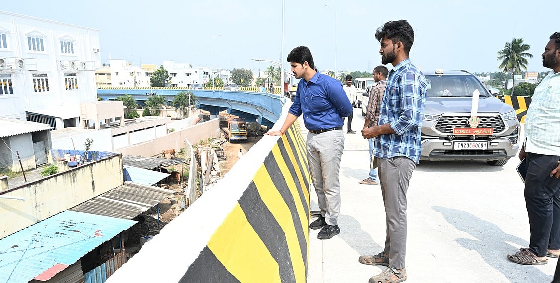 திருவள்ளூா் அருகே ரயில்வே மேம்பாலப் பணிகள்:
விரைவில் முடித்து பயன்பாட்டுக்கு கொண்டு வர ஆட்சியா் வலியுறுத்தல்