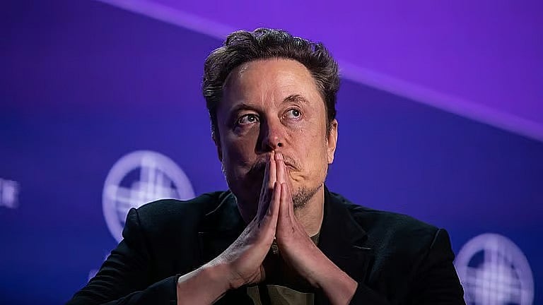 விண்வெளி நாயகன் எலான் மஸ்க்! 700 பில்லியன் டாலர் மதிப்புடன் முதலிடம்!