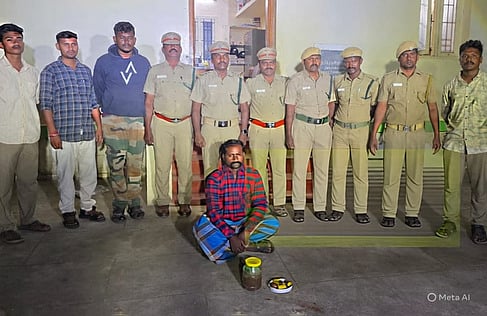நாட்டு வெடிகுண்டுகளை வீட்டில் மறைத்து வைத்திருந்தவா் கைது