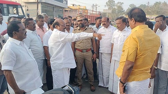 கருணாநிதி சிலைப் பணிகளை அமைச்சா் ஆய்வு