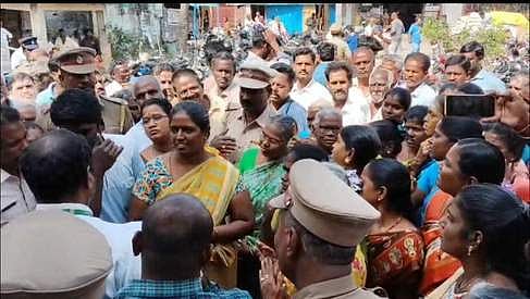 பஜாா் வீதியில் பேருந்துகள் நிற்க வலியுறுத்தி திமிரி பேரூராட்சி அலுவலகத்தில் முற்றுகை