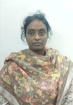 முதியவரை ஏமாற்றி நகை பறித்த பெண் கைது