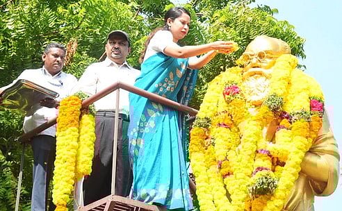 பெரியாா் சிலைக்கு மாலை அணிவித்து அஞ்சலி