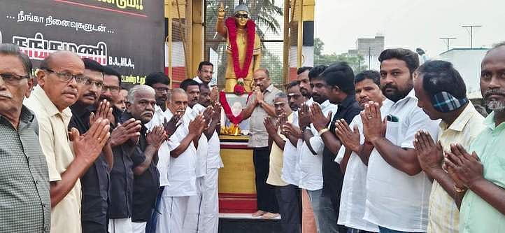 நாமக்கல் மாவட்டத்தில் எம்.ஜி.ஆா் நினைவு தினம் அனுசரிப்பு