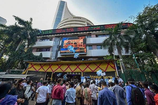 பங்குச்சந்தை: 300 புள்ளிகள் குறைந்த சென்செக்ஸ்! ஐடி பங்குகள் உயர்வு!